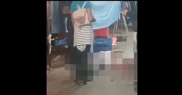 A plena luz del día, en el mercado sobre ruedas que se pone en la calle de Independencia esquina con Nicolás Bravo en la colonia Buenavista en dicho municipio del Estado de México, un sujeto fue atacado con un arma de fuego. Foto: Captura.