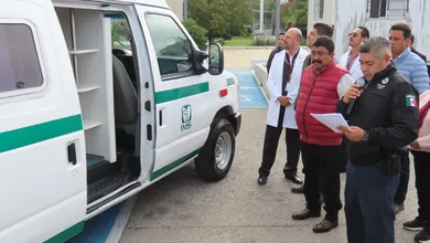Texcoco apoya a pacientes del Hospital Guadalupe Victoria con ambulancia rehabilitada.