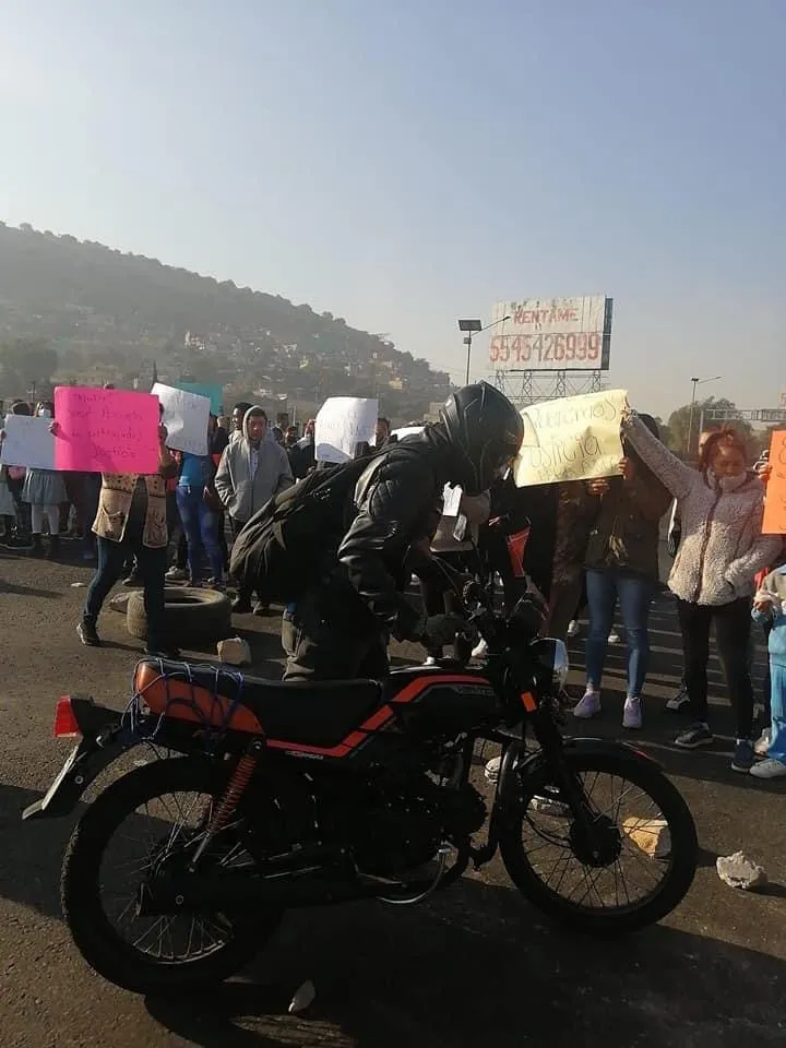 Bloquean la México-Pachuca por supuesto abuso a un menor de edad en Ecatepec