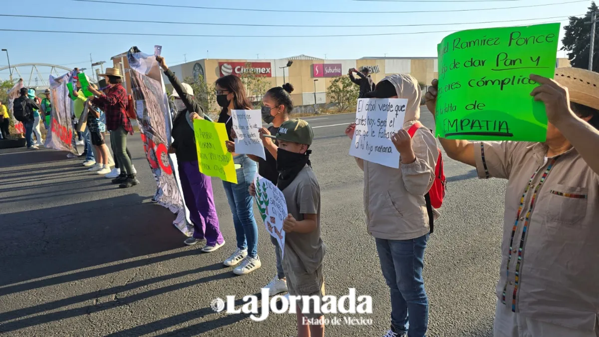 Cierran la México- Toluca a la altura de Lerma; piden pare tala