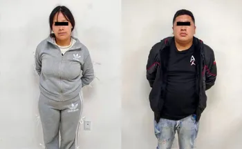 Caen dos presuntos carteristas con celulares, cartera y droga en calles del Zócalo