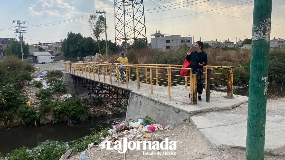Vecinos de Chimalhuacán utilizan puentes peatonales clausurados