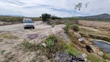 Tractocamiones tiran combustible en socavón de Acolman