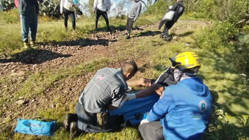 Protección Civil de Tepotzotlán rescata a senderista lesionado en “La Mojonera”