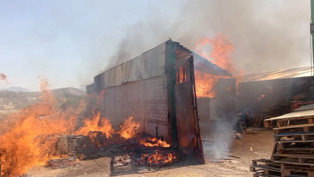 Incendio consume tarimera cerca de la autopista México–Tulancingo