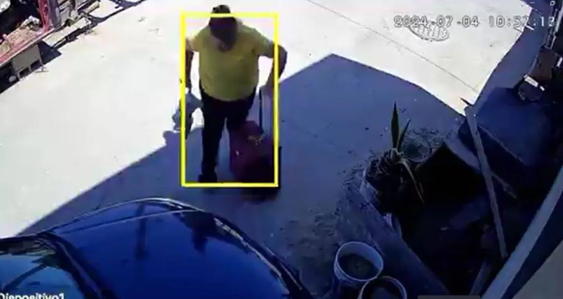 VIDEO: Graban a mujer metiendo a un niño en una maleta