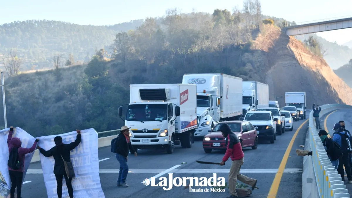 Bloqueo en la autopista Naucalpan-Toluca por brigadistas y pobladores de Xochicuautla