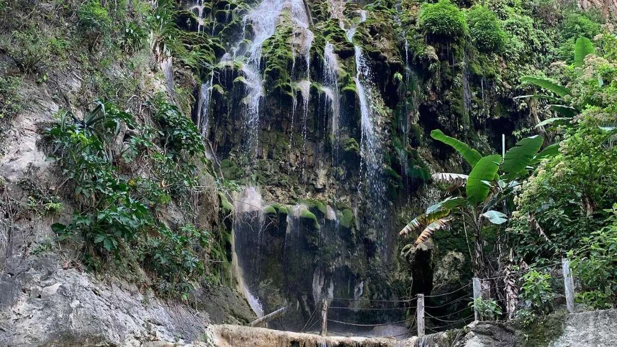 Cascada La Gloria es un parque ecoturístico en Hidalgo con pozas termales, tirolesas y cascadas, a pocas horas de la CDMX.