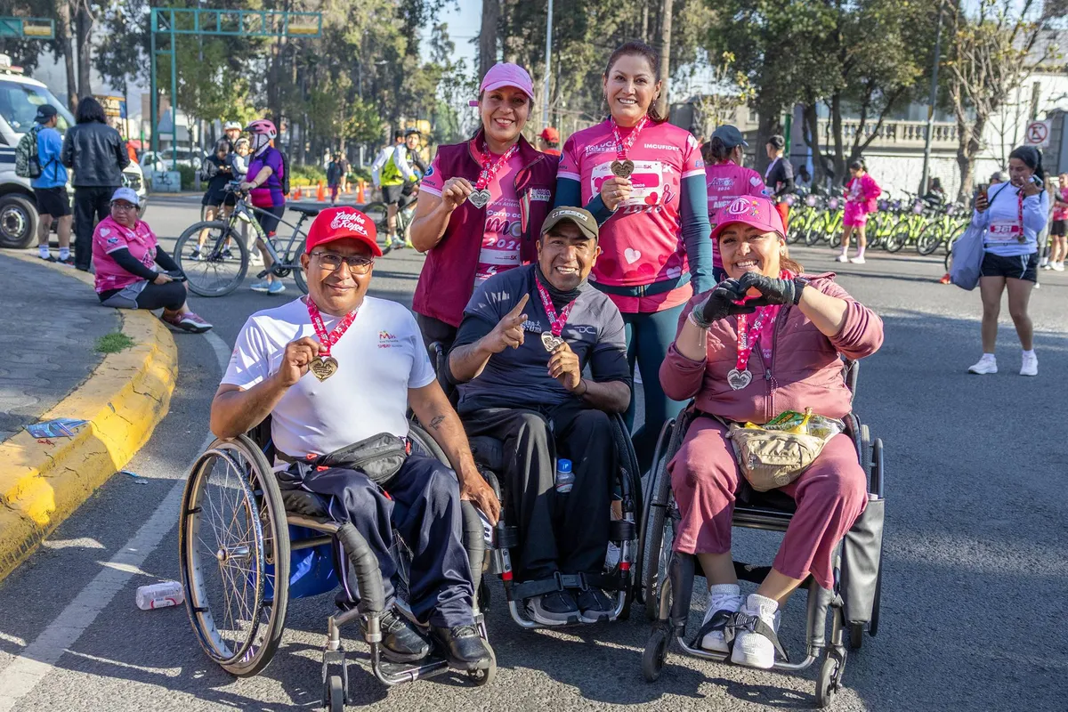 Disfrazados de cupidos, enormes corazones o simplemente con atuendo deportivo y el tradicional jersey alusivo al amor y la amistad, los asistentes llenaron de color la ciudad.