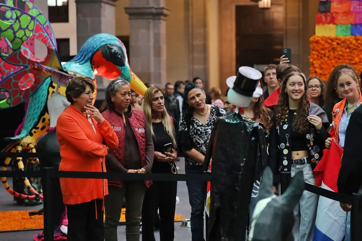 Delfina Gómez recibe a estudiantes para mostrarles la Ofrenda Monumental