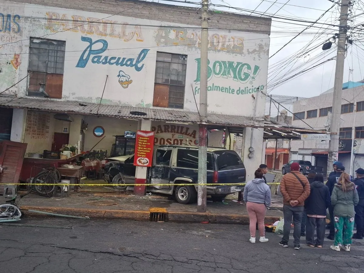 Conductor choca contra pozolería en Nezahualcóyotl