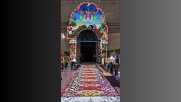 Ecatepec: Veneran a San Pedro con coloridos tapetes de aserrín