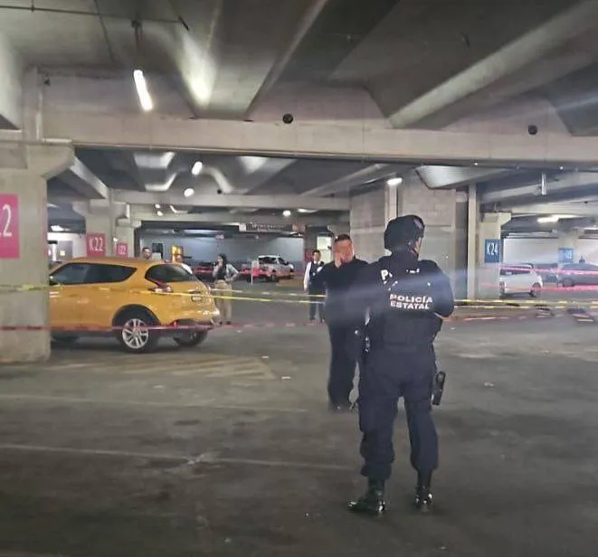 Coacalco: Abandonan automóvil con un cadáver en la plaza Cosmopol