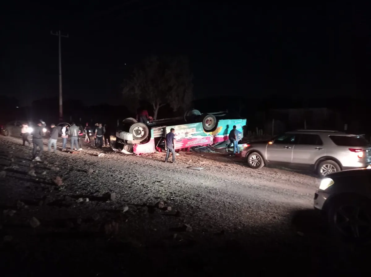 Volcadura de camión de transporte público en Nopaltepec deja 11 lesionados