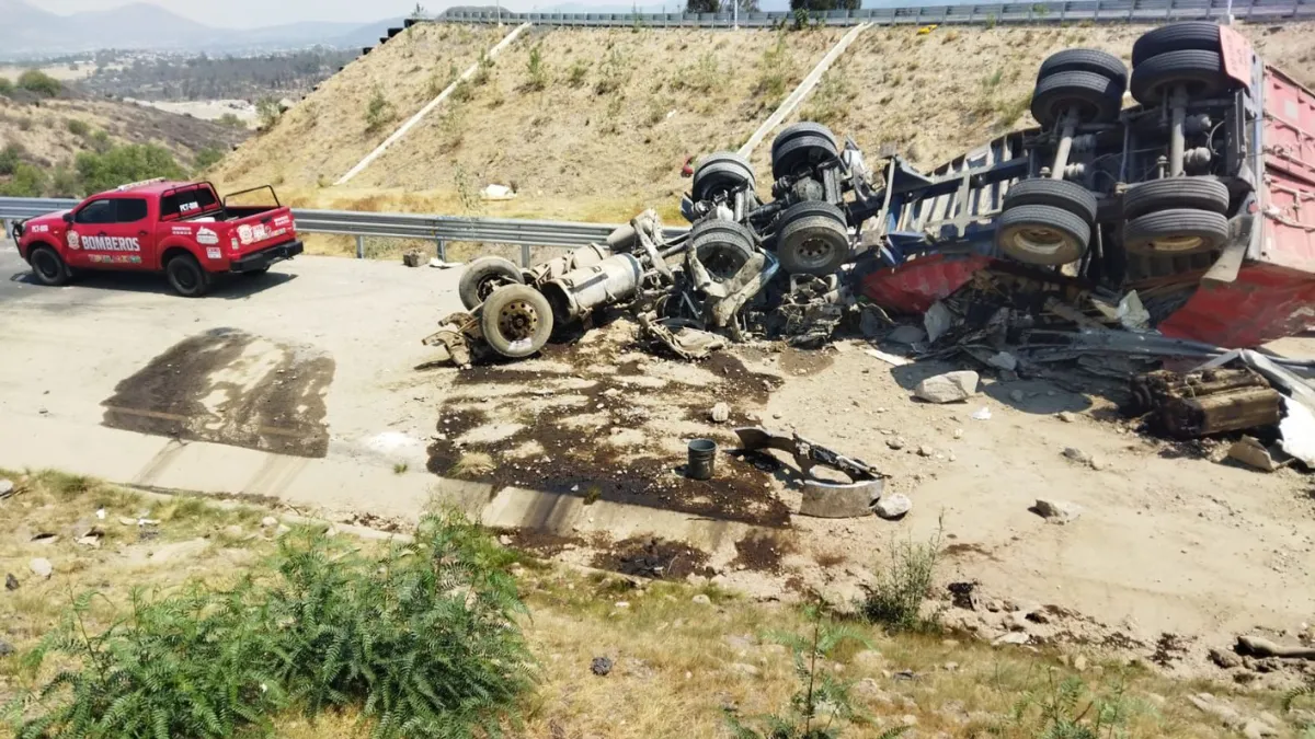 Tráiler vuelca y deja dos muertos en la México-Calpulalpan