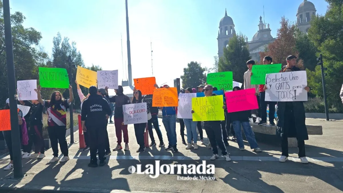 Padres y maestros de deportistas de Taekwondo se manifiestan en palacio del Edomex
