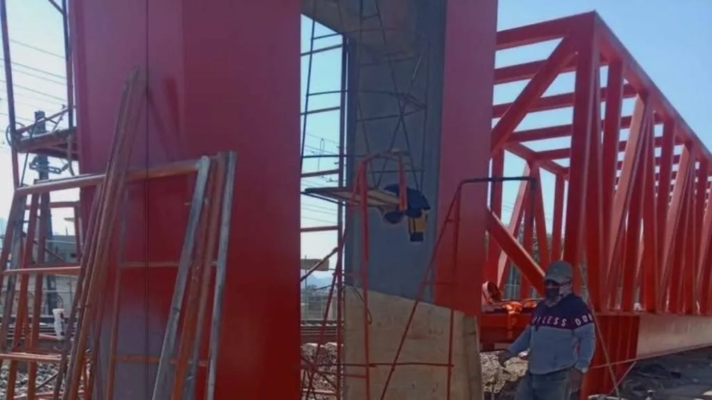 Colocación de puente peatonal es aplazada en Tultepec