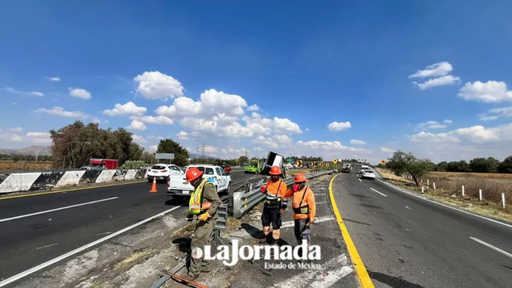 Tráiler calcinado mantiene colapsada la México-Pirámides; van más de 24 horas