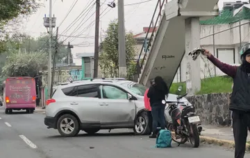 Hecho de tránsito genera alerta en avenida Isidro Fabela, en Toluca.