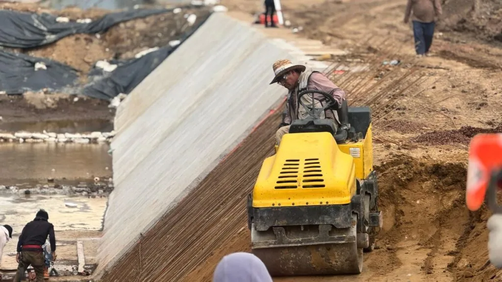 Autoridades limpian Dren Chimalhuacán para evitar inundaciones