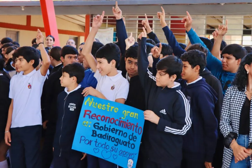 José Paz López entrega mobiliario a secundaria de Badiraguato; reitera su compromiso con la educación