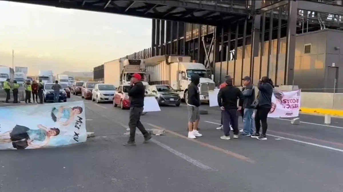 Policías de Valle de Chalco bloquean autopista México-Puebla