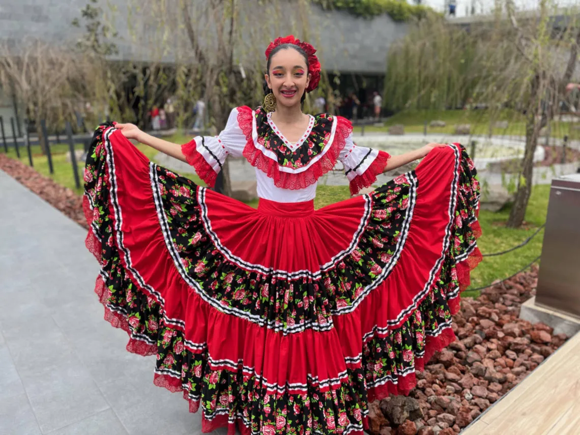 Alumnos de danza folclórica recaudan fondos para presentaciones