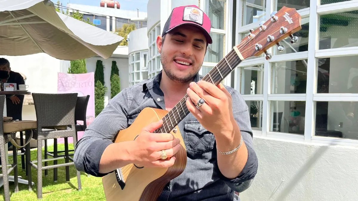Jorge Esparza, de compositor a cantante