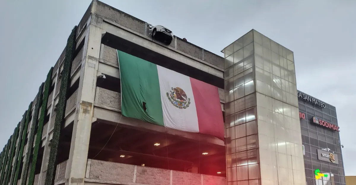 Joven de 19 años choca contra barda de estacionamiento en Naucalpan