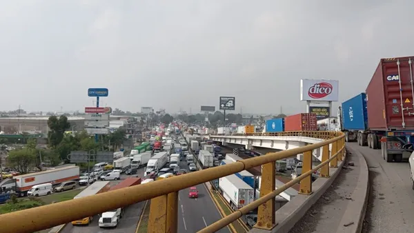 Tráiler se atora y bloquea circulación en la autopista México-Querétaro