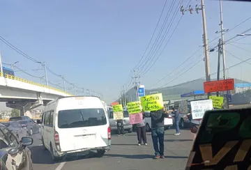 Manifestantes bloquean parcialmente la México-Puebla a la altura de Los Reyes La Paz