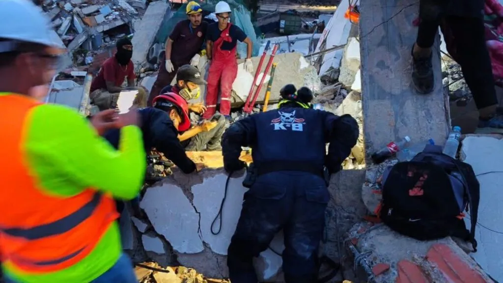 Bomberos voluntarios de San Martín de las Pirámides hacen labores de rescate en Venezuela