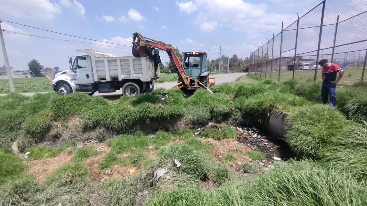 Continúa la limpieza en bordos y canales de Toluca para prevenir inundaciones
