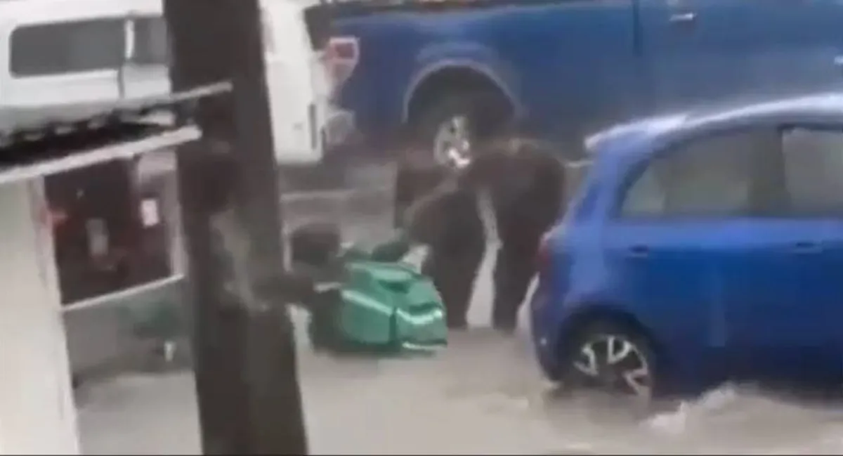 Ecatepec: lluvia arrastra a repartidor de Uber