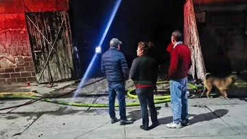 Bomberos controlan incendio en bodega con tarimas de madera en Tultitlán