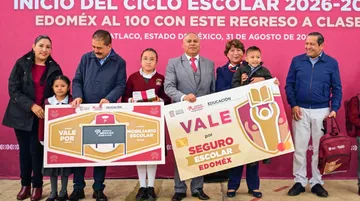 Delfina Gómez entrega seguro escolar por inicio de clases