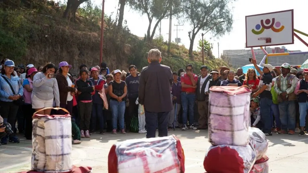 En La Paz entregan cobijas a familias de escasos recursos