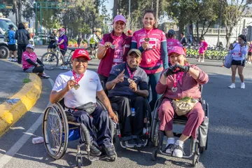 Disfrazados de cupidos, enormes corazones o simplemente con atuendo deportivo y el tradicional jersey alusivo al amor y la amistad, los asistentes llenaron de color la ciudad.