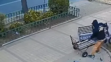 Lo que el sujeto no imaginaba es que una cámara de seguridad estaba grabando todo el acto.