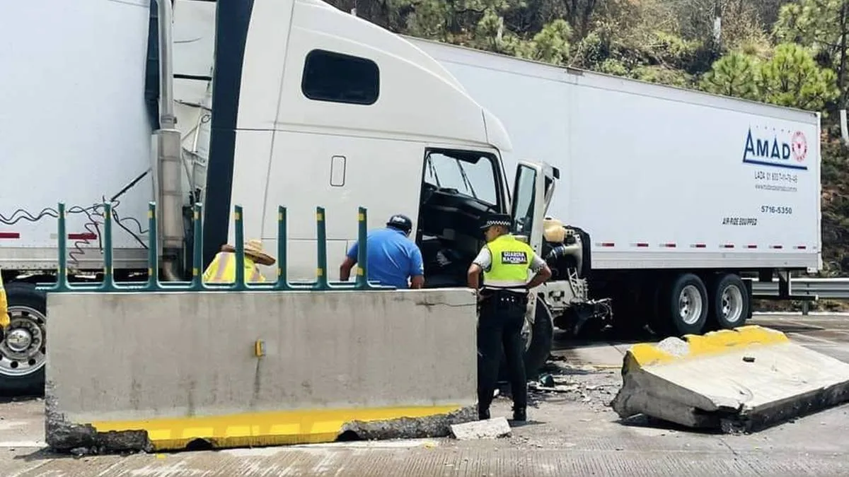 Se impactan dos tráileres en la autopista México-Puebla