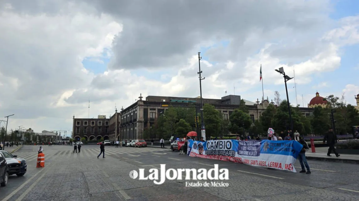 Miembros de CUSAEM piden justicia laboral frente a Palacio de Gobierno