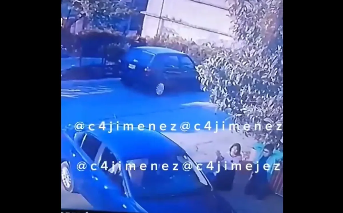 En el material que se subió a redes sociales se puede observar el momento en que el conductor hace una maniobra de reversa para acomodar su auto. Foto: Captura