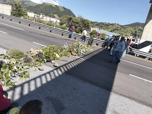 El cierre mantiene afectada la circulación vehicular, generando largas filas y desvíos en rutas alternas.