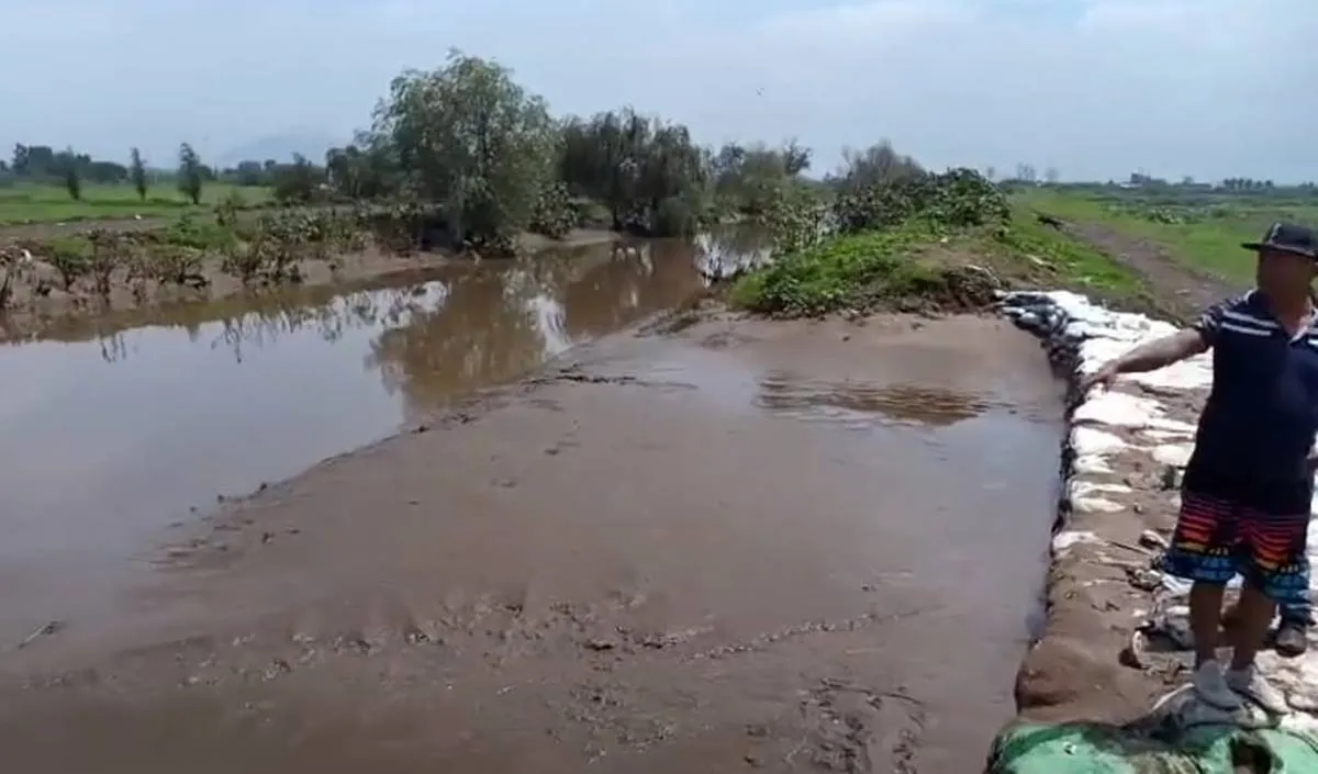 Vecinos de Chalco temen desbordamiento  de Río Amecameca, realizan bloqueo