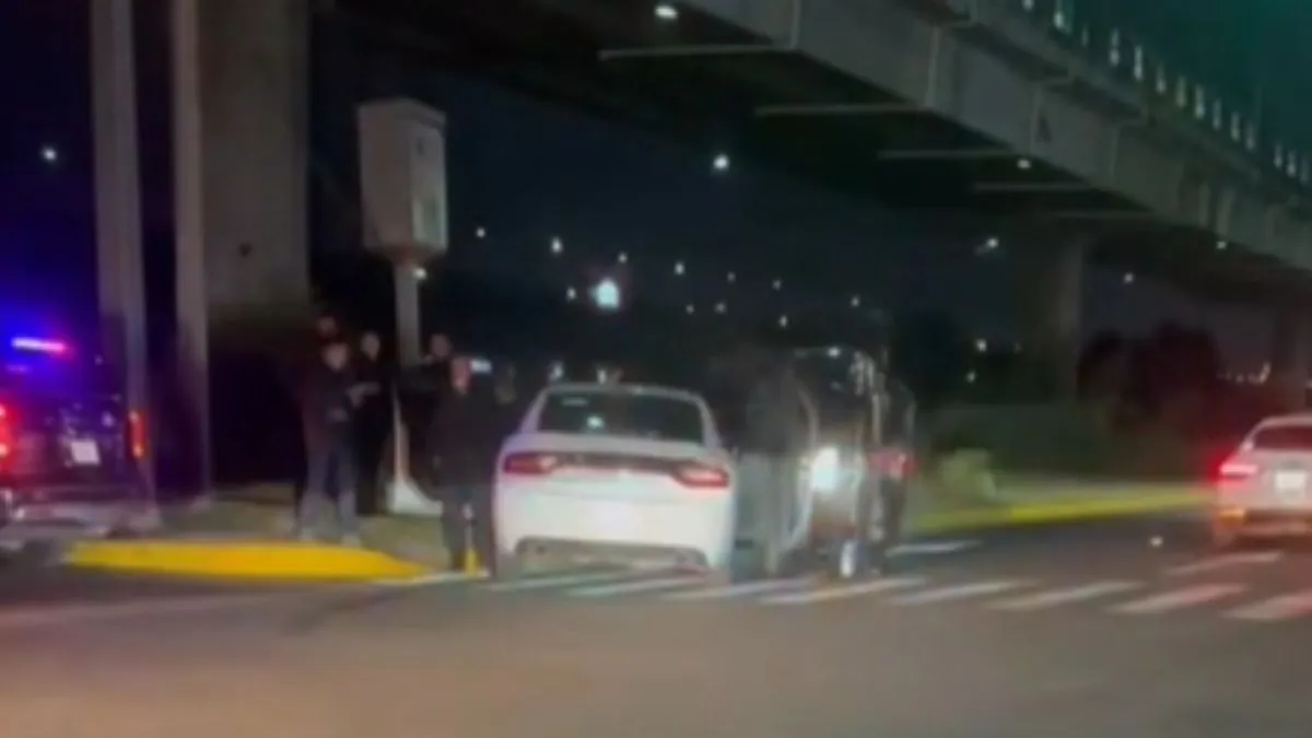 Vehículo vuelca en Las Torres, Toluca