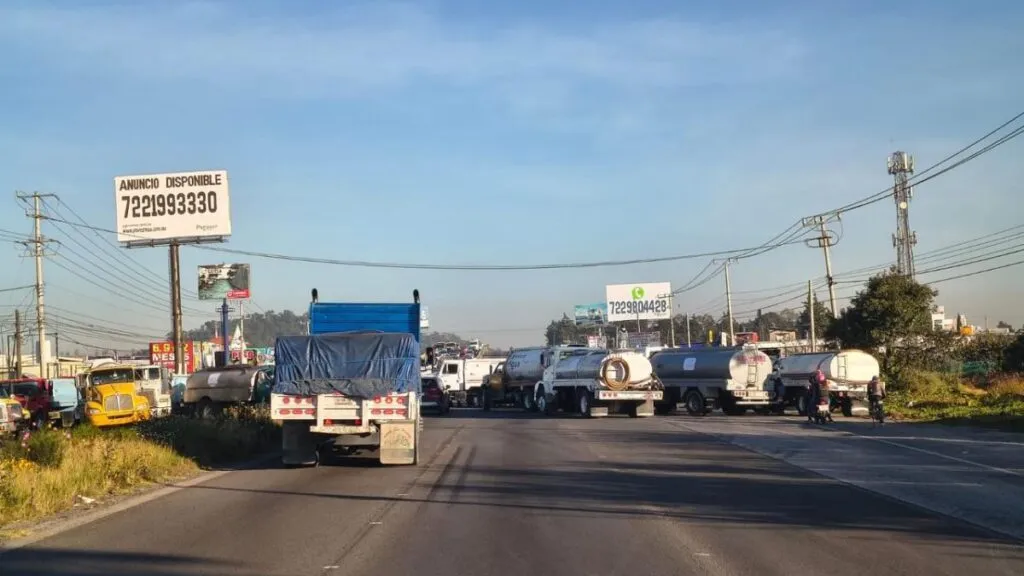 Toluca-Tenango en caos vial por bloqueo de transportistas de agua hoy