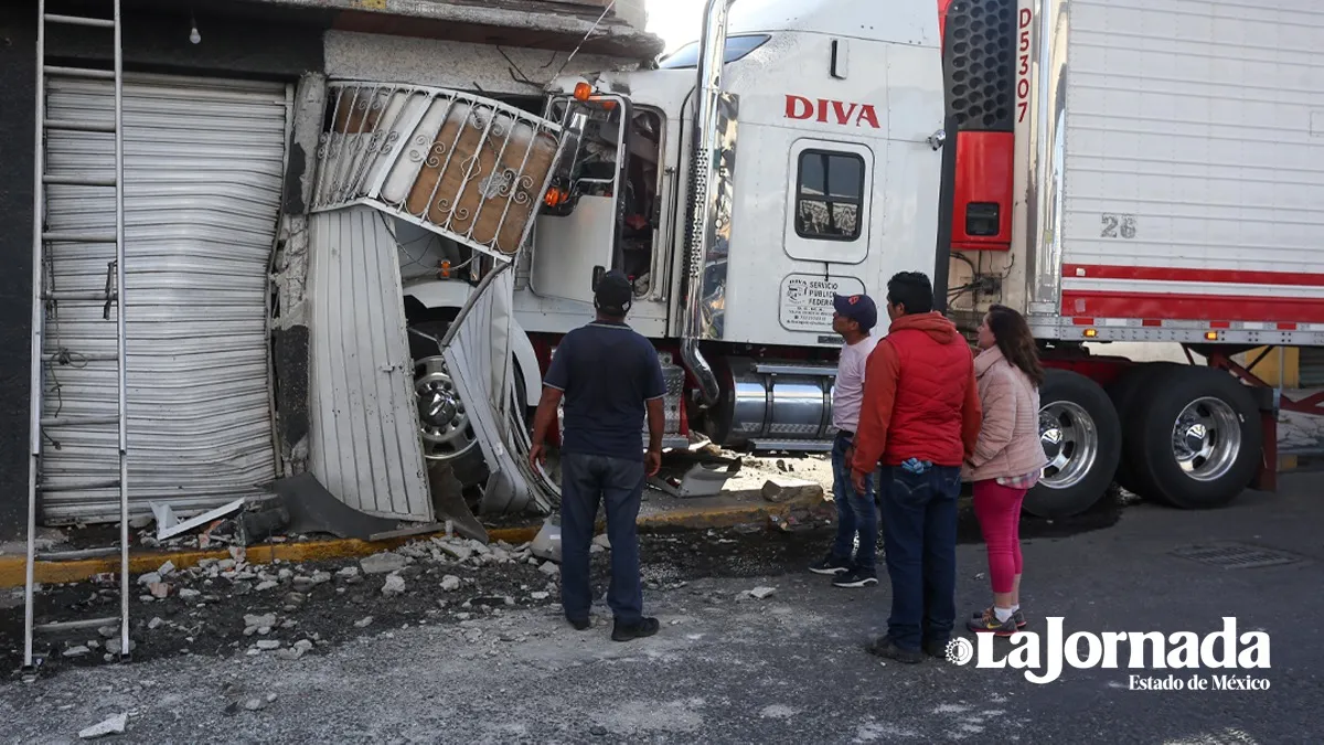 Tráiler arrolla a un joven y se impacta contra una casa en Toluca
