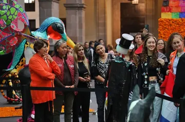 Delfina Gómez recibe a estudiantes para mostrarles la Ofrenda Monumental