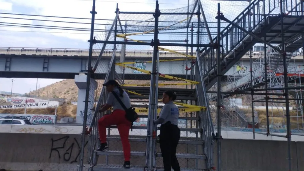 Cierran puente peatonal de la autopista México-Puebla