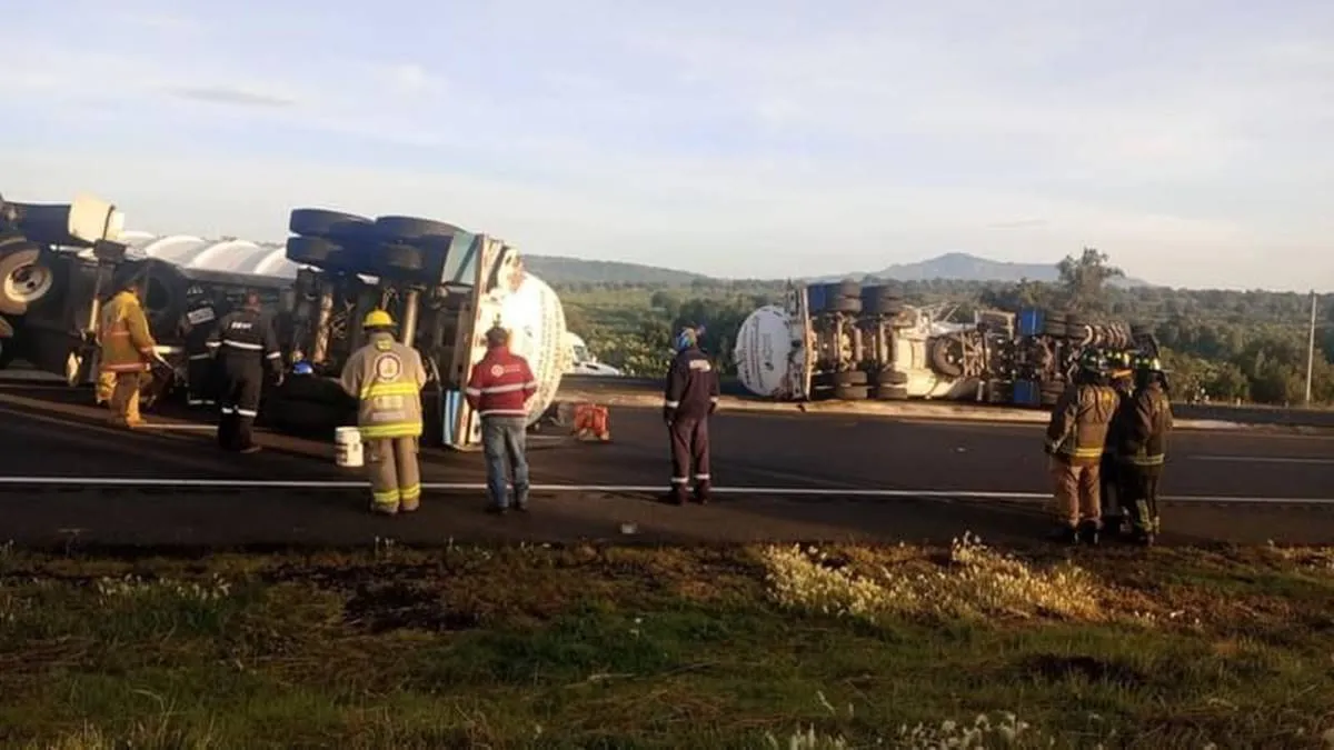 Tractocamión de diésel y gasolina vuelca en la México-Tulancingo; van 12 horas de cierre